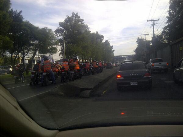 N3tosz's tweet photo. Motoristas tapando carriles en aguilar batres @amilcarmontejo @Telediariogt @sonora969 @EmisorasUnidas @susanamorazan http://t.co/NGcJHyKIsV