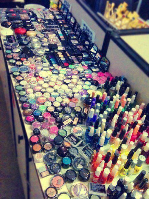OrgasmoDeRopa's tweet photo. MAQUILLAJE, ¿QUIEN NO QUERRIA TODOS ESTOS PRODUCTOS? http://t.co/FDYr9hCNCe