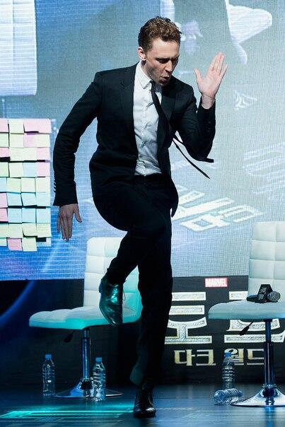 том хиддлстон танец. танцующий том хиддлстон. танцующий том хиддлстон. том хиддлстон танцует. том хиддлстон танцует.