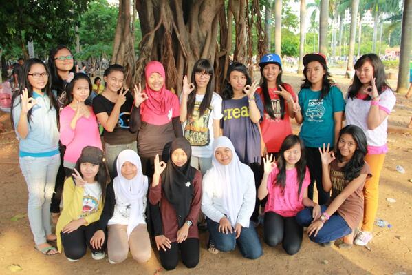 ghittaaaa's tweet image. RT @pol1e: #SBflashmob with leader @ghittaaaa =) *jgn lupa latian trs di rumah dan besok latian di senayan jam 5 ya*