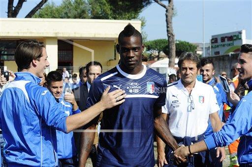 AP_Deportes's tweet image. Italia podría prohibir redes sociales en #Mundial2014 tras polémica con @FinallyMario apne.ws/1anfsbq