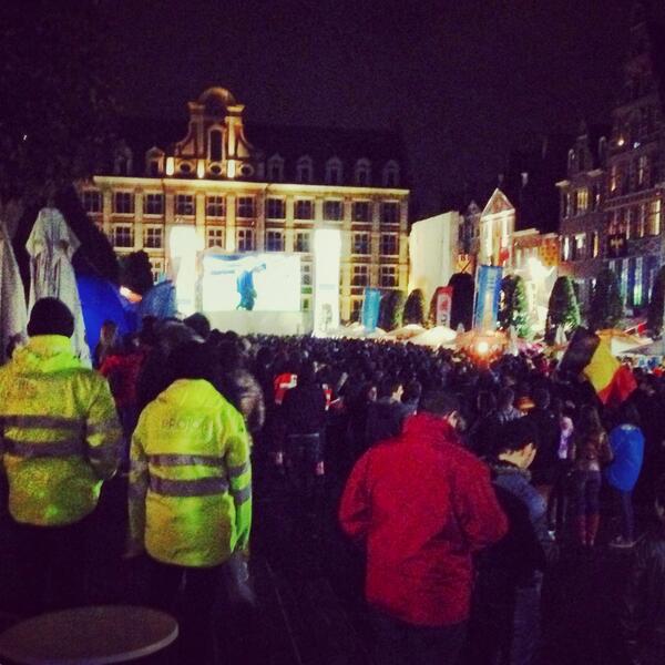 dennispraet's tweet photo. Laatste match Rode Duivels volgen op grote scherm in Leuven!! #belwal #Brasil http://t.co/wAFnXhCWFf