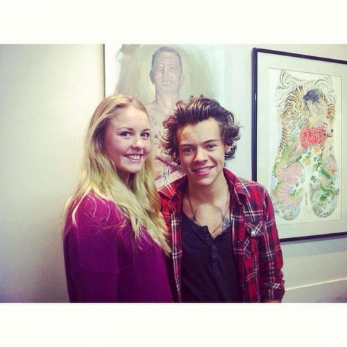 1DNoticiasCo's tweet photo. Harry con una fan hoy http://t.co/xUfohsG1vo