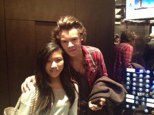 1DNoticiasCo's tweet photo. Harry con una fan hoy #2 http://t.co/1hUQIokc0S