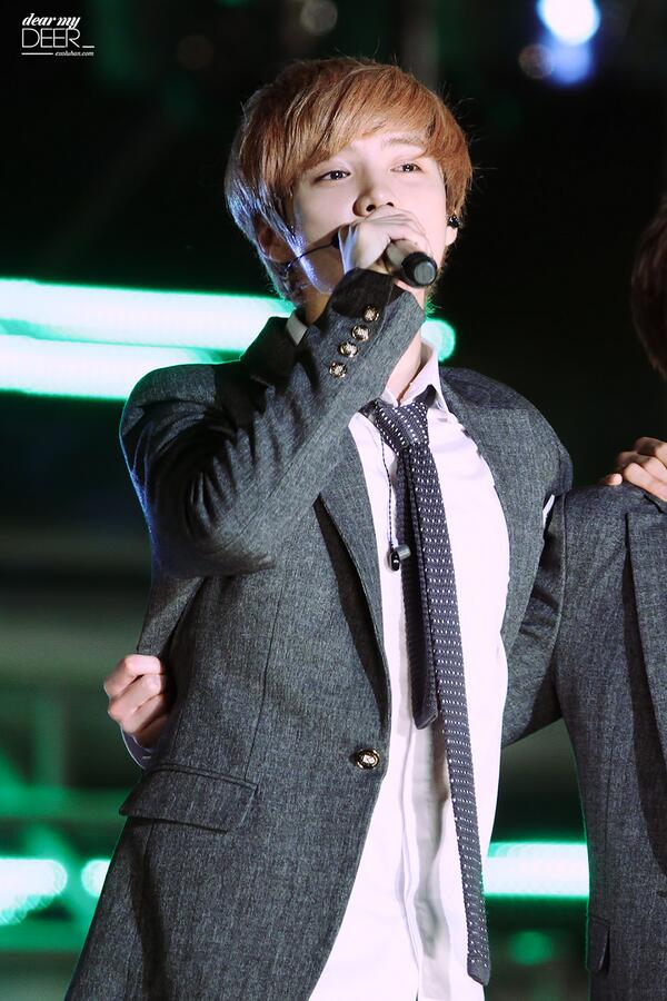 Luhan_Fanbase's tweet photo. 131009 Luhan at Asia Song Festival (cr.Dear My Deer) #1 http://t.co/AZ3yClCQQ1