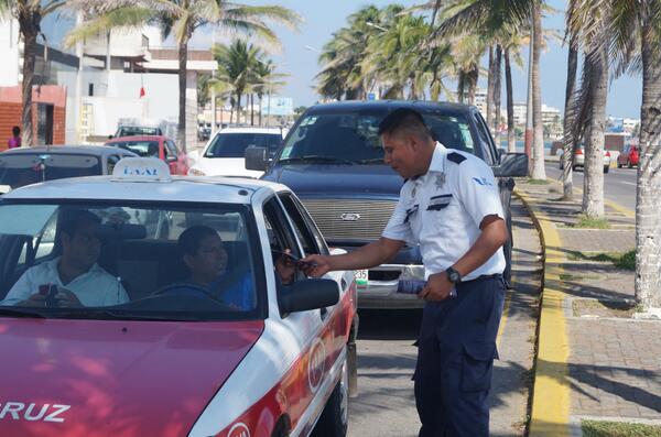 TRANSITO_VER's tweet photo. Volanteo de los oficiales de transito en los diferentes cruceros. http://t.co/qeaBOKMT0f