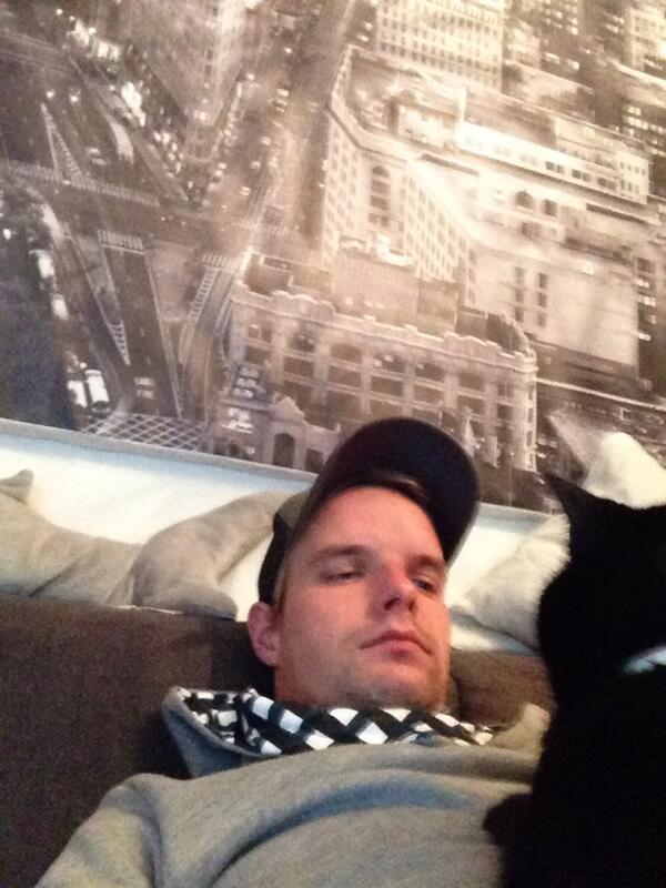 NicoNowak1's tweet photo. Auf der Couch von der Katze streicheln lassen ;) http://t.co/shjNdduvDM