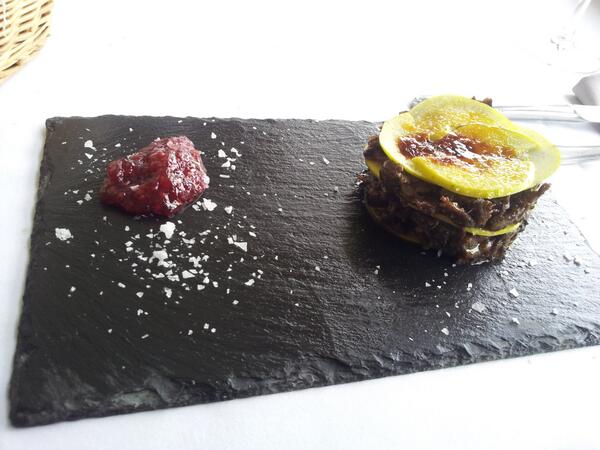 CarlosV_Rest's tweet photo. Milhojas de rabo de toro con manzana caramelizada http://t.co/zFOW8aoXWY