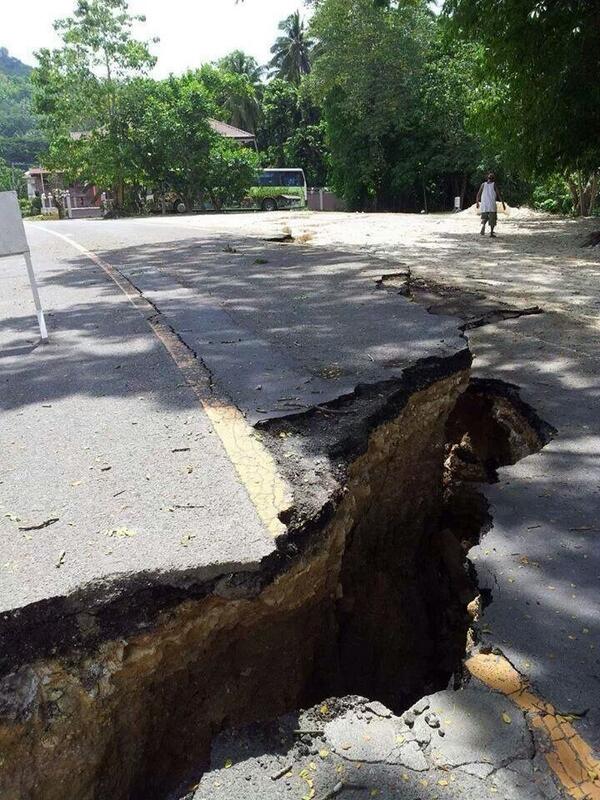 ladydakki's tweet image. #BoholQuake Oct. 15, 2013 damage road