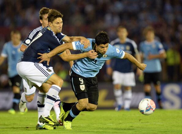 Fantastico suarez "<a href="/GOAL_ID/">GOAL Indonesia</a>: FT: Uruguay 3-2 Argentina | Live Commentary - bit.ly/1cqv7u2 #WCQ "