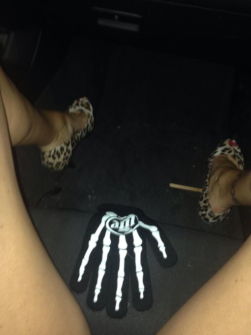 Skeleton reaching for my pussy http://t.co/24xlDr3wqJ<a href="/tag/christianlouboutin"class="tags"><span>#christianlouboutin</span></a>