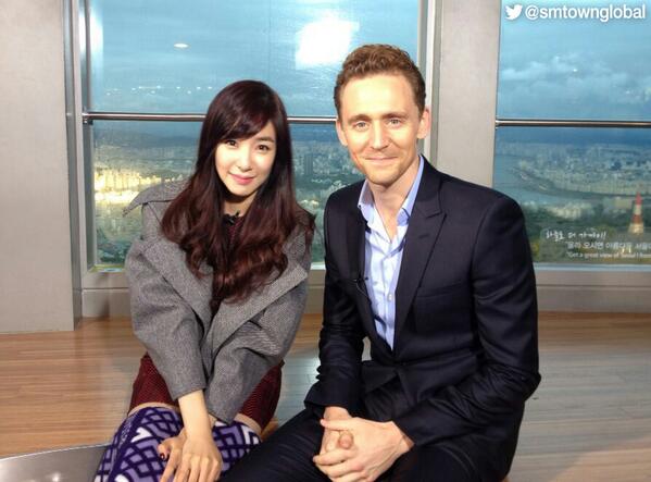 [PIC][15-10-2013]Tiffany ghi hình cho chương trình "Seoul vacation" cùng Tom Hiddleston vào chiều nay BWqkKnUCcAA846u