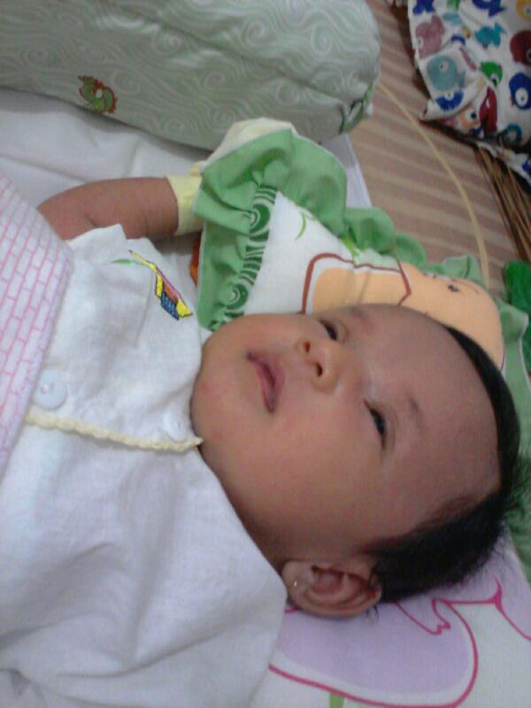 Nuzani's tweet photo. Alhamdulillah Naura sdh 1 bln, sehat trs ya nak.. Tp sedih, mama cutinya tinggal 2 bln lg.. http://t.co/SZmoZ2dbvw