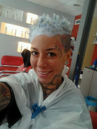 En proceso con mis raices q ganitas de quitarme el melenon ojuuu ;) http://t.co/LqG9O483nd