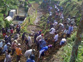 #DesaKiarasari Sukajaya Bogor, saat ini sedang melaksanakan gotong royong pembangunan jalan <a href="/KangJaroAde/">Jaro Ade</a> <a href="/aheryawan/">Ahmad Heryawan</a>