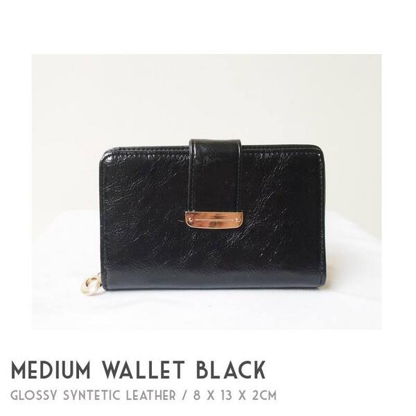 Ga cuma itu, cek juga Medium Wallet kita :) stay stylish in Black! (IDR 125,000)