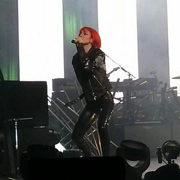 ParamoreIsRock's tweet image. Paramore esta tocando "When It Rains" en estos momentos. #TheSelfTitledTourIsOn