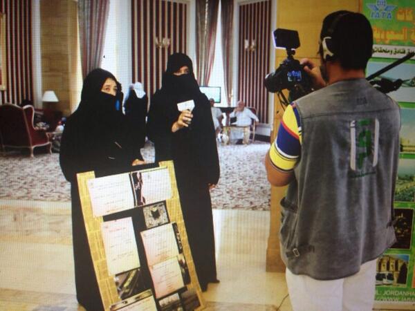 ArabHaj's tweet photo. قناة اقرأ ترصد فعاليات اللجنة النسائية في لقاء للمساعدة وإحدى المشرفات http://t.co/FMXCawXw8n