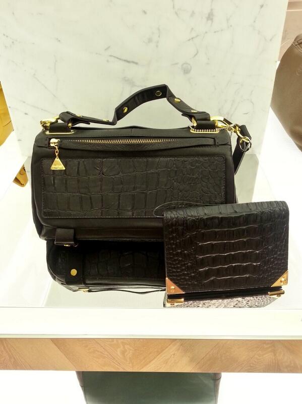 크로크패턴이 대세인가봐요

골든레인 사첼백 스몰 사이즈 890,000원
알렉산더왕 반지갑 450,000원

신세계 본점 신관 4N5 4층 컨템포러리 핸드백컬렉션에서 만나보세요 ^^