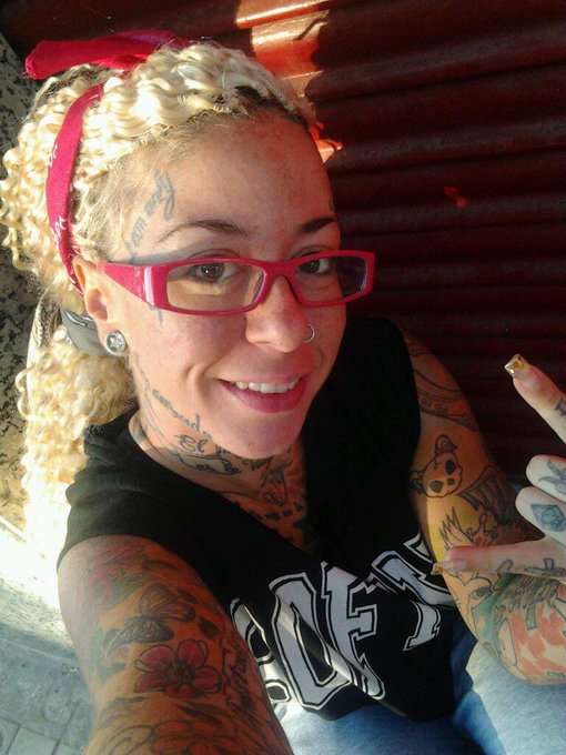 Buenos dias!! en la puerta de la peluqueria para quitarme estos pelos de mu&ntilde;eca!! cual sera mi proximo