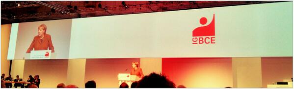 TabValBu's tweet photo. Frau Merkel und das IG BCE Logo auf einem Foto - das erlebt man auch nicht alle Tage! :) #igbce13 #cdu #muttimachts http://t.co/omDEBSkU4D