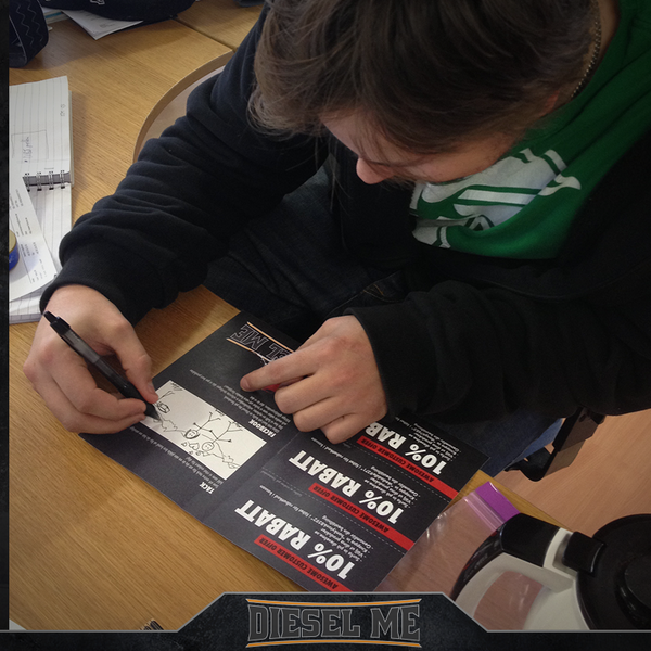 DieselMeStore's tweet image. Alex ritar en personlig teckning till en av våra kunder.   Skickas med alla ordrar.. Erbjudanden följer också med,