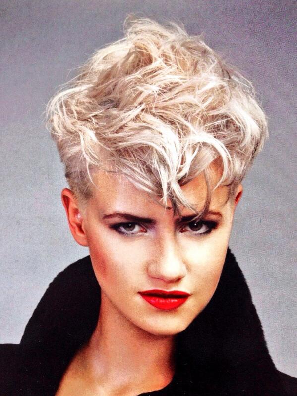 Korte Coupes en de pony zijn helemaal terug. Kleuren variëren van kopertinten tot ijzig platinablond 👍