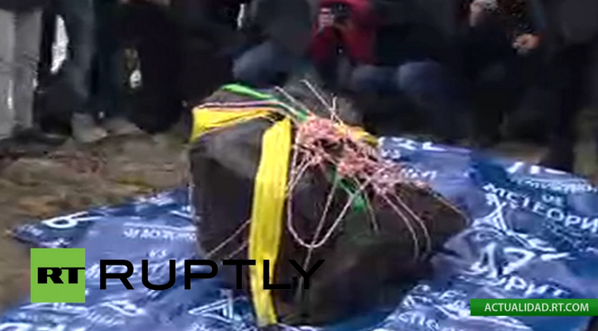 CentroEcuador's tweet image. Han sacado el fragmento más grande del meteorito de #Cheliábinsk es.rt.com/sgn http://t.co/OY9iokqtqS”