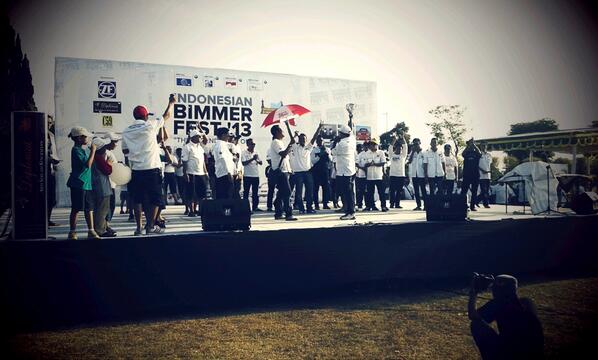 Mygevaa's tweet photo. akhirnya @BmwcciBandung1dapet best chapter lagi :) thanks @Bimmerfest2013 thanks bmwcci jogja chapter :) http://t.co/KwBNp3U5cX