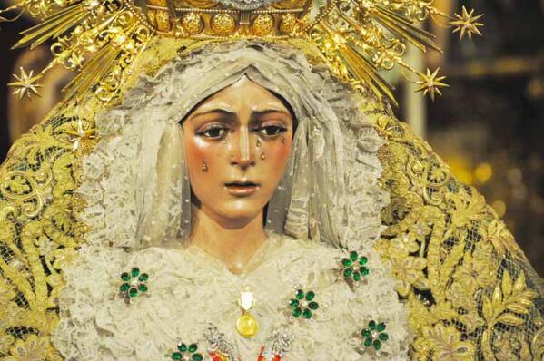 Er_Pali's tweet photo. Quisiera ser clavel blanco o tal vez blanca azucena, para adornar el palio verde, verde de la Macarena. http://t.co/5Wu2b4JWMc"