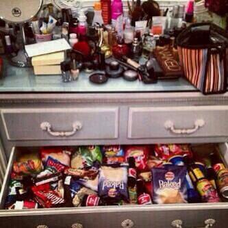 AZOY_'s tweet photo. اللي تتمنى بغرفتها كذا رتويت ، ادري مافيه امل بس تسليك ☹❤. http://t.co/O6FDgz28vg