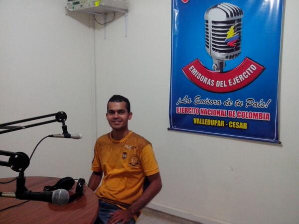 ELTIQUETERL's tweet photo. #colombiastereo emisora del ejército 102.3 le abre las puertas a #enamoradoeternamente @rafalastra @TELODICEHANZ http://t.co/ZdbB7o6TXY