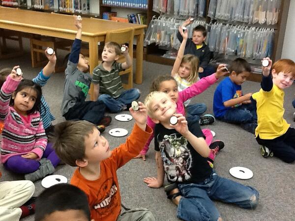 LutherLibrary's tweet image. Kindergarten loves Kevin Henkes!  We read Kitten&apos;s First Full Moon, then made different moon phases with Oreos
