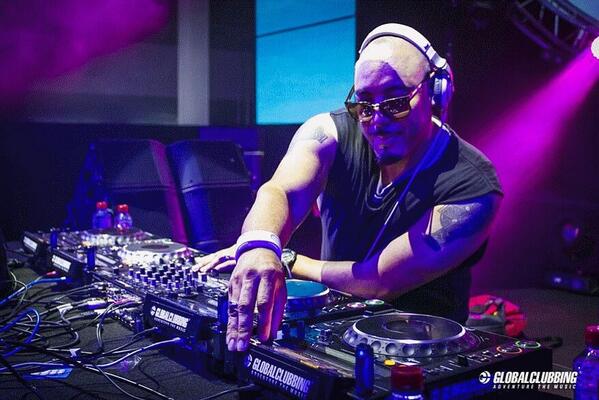 Embraceled's tweet photo. @rogersanchez playing a fantastic set, while wearing an #embraceled http://t.co/3eZTH97vvO