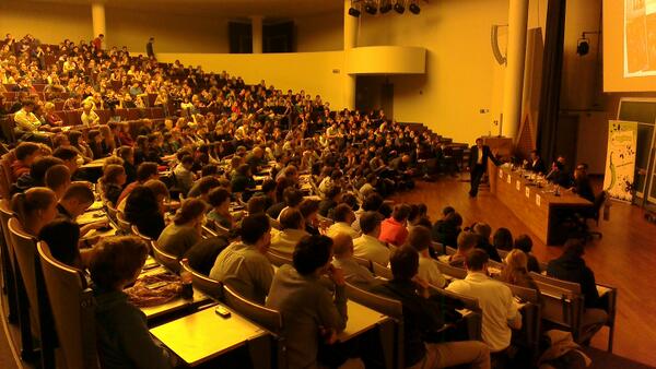 Freleys's tweet image. #gvdebat
De Leuvense student massaal aanwezig! Tijd voor een Leuvens politiek convent naar het Gentse voorbeeld