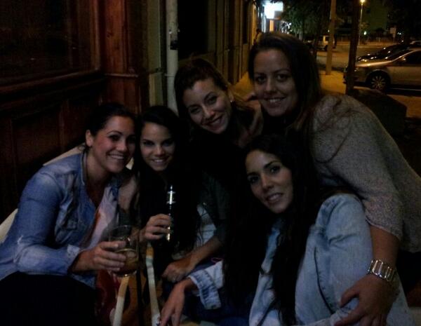 RocioDelLolico's tweet photo. Un ratillo con las locas @Anitabellajura #muerodelarisa @tamararodolosi @Martarolopez  @aroairala #yanokedanà http://t.co/rwKgkd3Oyp