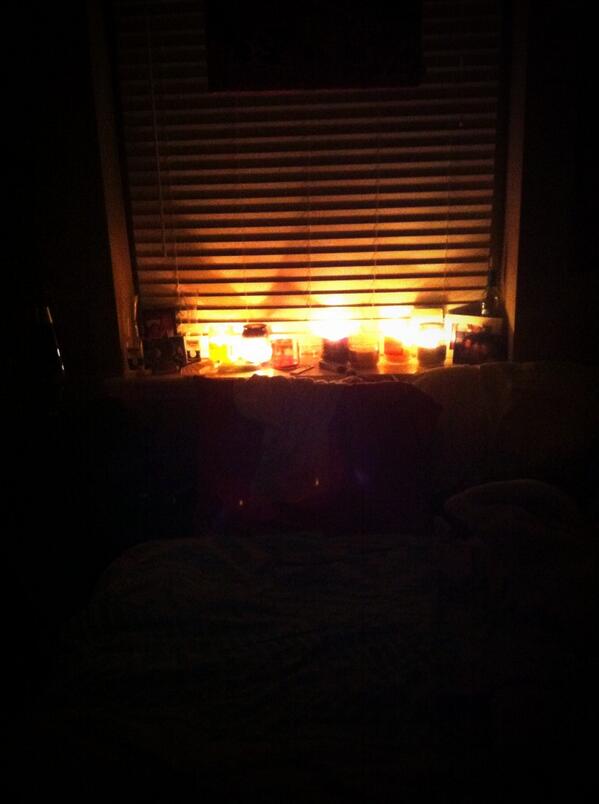 Not leaving me bed ever again #candleobsession