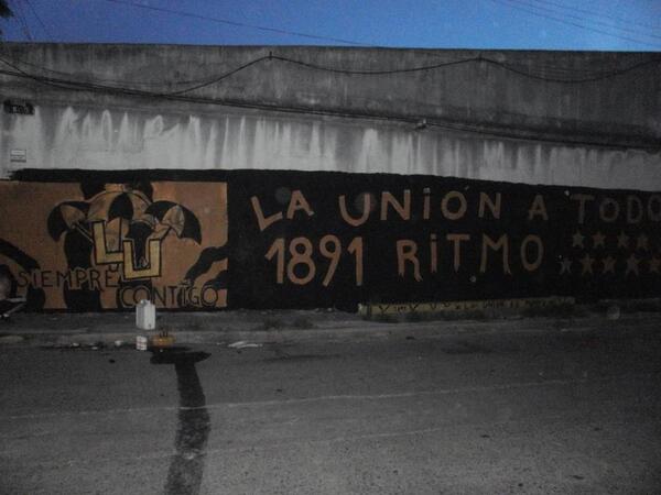 LaUnionCap's tweet photo. Otra esquina del barrio, tremendo mural #Pintadas #Peñarol http://t.co/dI5YEsi4t4