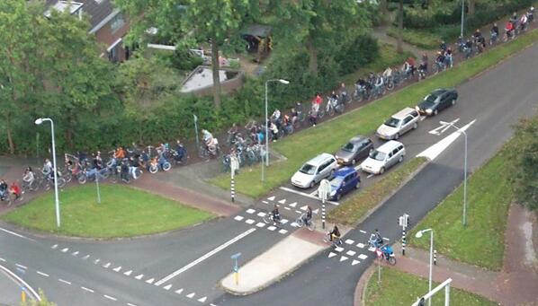 spekunUI's tweet image. pagi! FYI, pagi di kampus2 belanda sering macet looh, macet sepeda! bukan macet mobil hehe .. nih --&amp;gt;