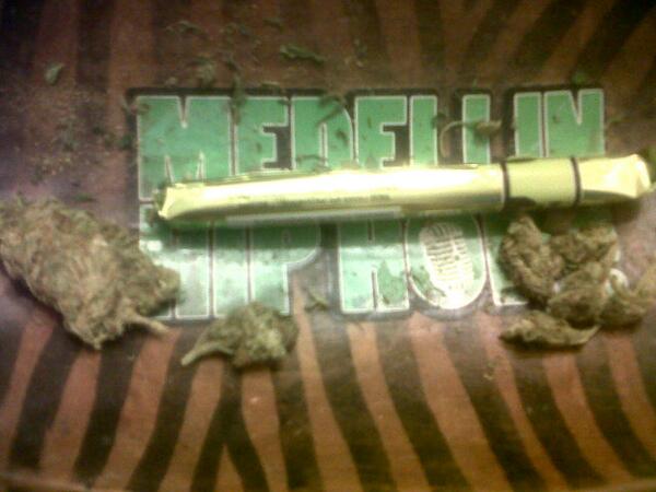 Y tire relajo <a href="/ELEMPRE_/">Andres Velez</a> <a href="/MedellinHipHop/">MedellinHipHop</a>