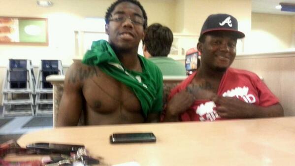 SweetJonesJr42's tweet photo. “@JamesBowers11: #TweetABondThatCantBeBroken. My day 1 nigga. Love you @SweetJonesJr42 http://t.co/91qUOFRlAU” fk them Otha niggas t(-,-) 💀🔫