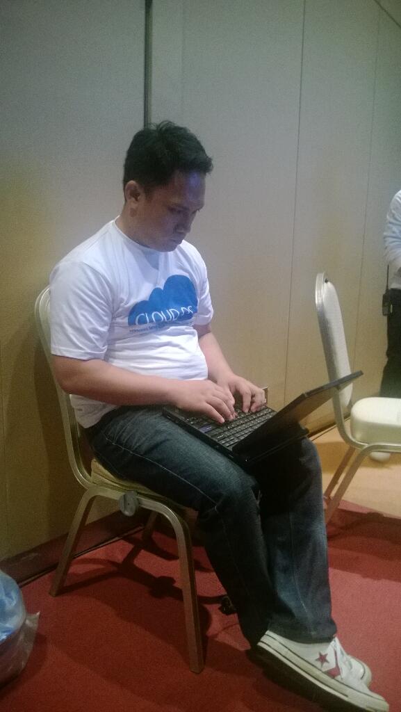HarishAitharaju's tweet image. Our Social Analytics guru at work at the launch #MScloudos @karldelval.