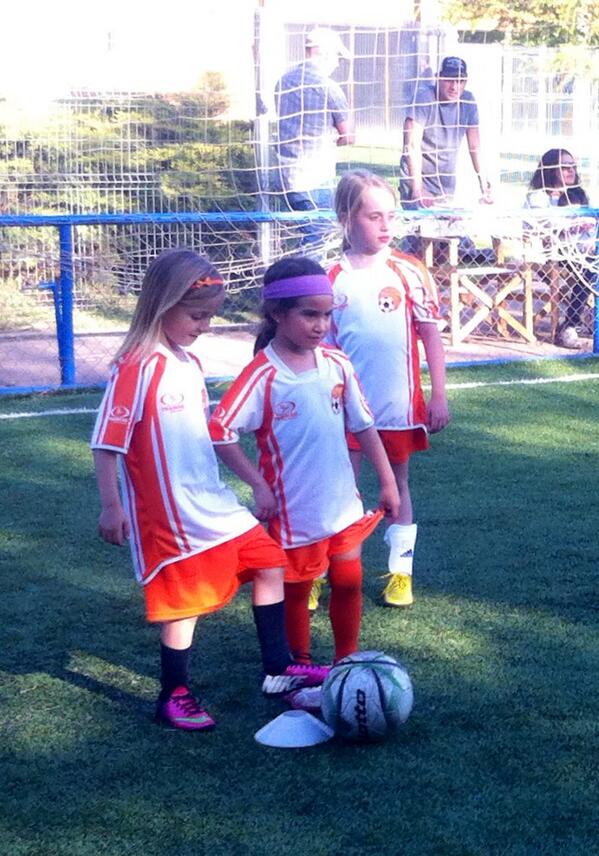 nmchicureo's tweet image. Las niñas de la escuela de #futbol naranja mecanica de #chicureo entrenaron una hora muy concentrada!