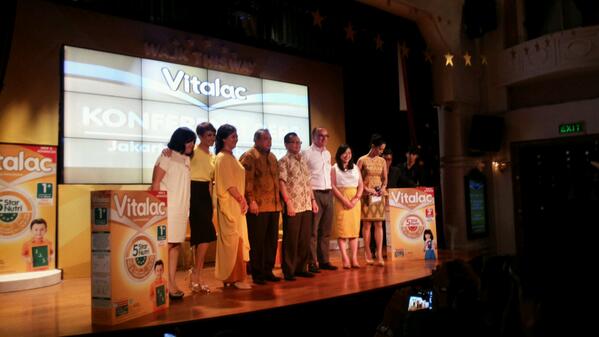 Nutrisi_Bangsa's tweet photo. Seluruh panelis berfoto bersama diatas panggung mengakhiri acara talkshow &amp; media launch #pemimpinkecil http://t.co/4EUPWdIvSP