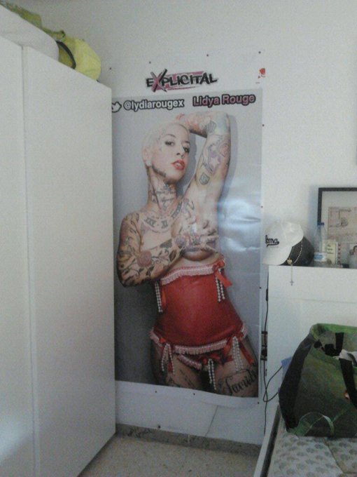 Buenooos diaas!! Recien colocado en mi cuarto el mega poster de @explicital si esq son grandes para todo