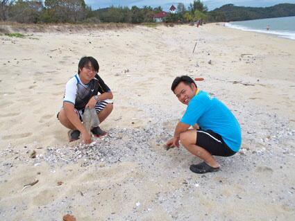 BryozoanNhm's tweet photo. Ivan and Abe, my intrepid guides hunting bryozoans in Penang and Langkawi. Many thanks! http://t.co/OzkyvUac0h
