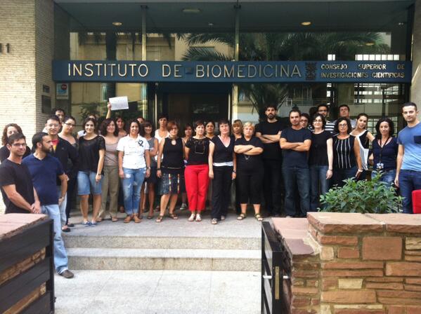 SalvemosalCSIC's tweet photo. RT @DrLitos: Trabajadores del IBV #CSIC y la Universitat de València, unidos en #lutoporlaciencia http://t.co/mrbnWd3vFV