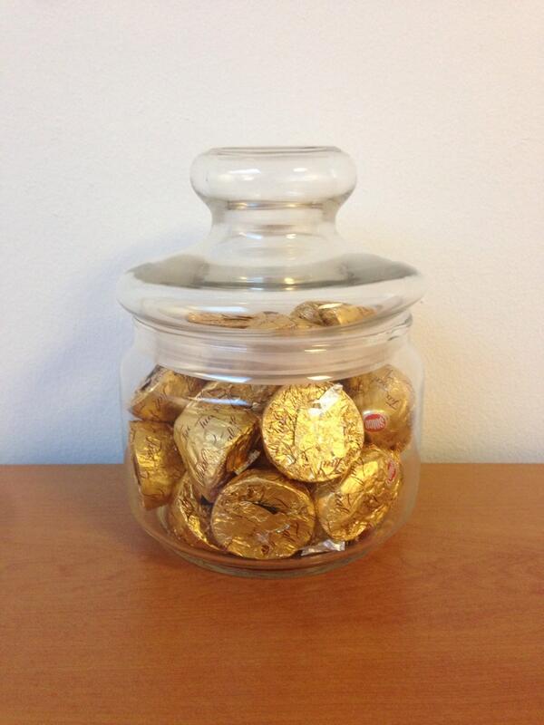 Vanaf volgende week leverbaar, glazen pot gevuld met 300 gram chocolade met hazelnootvulling. #kerstpakketten