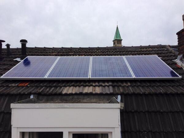 Weer 1000 Wp erbij. Alle kleine beetjes helpen. Met dank aan Wim, Tim en Daan. #zonnepaneel #zonenergie