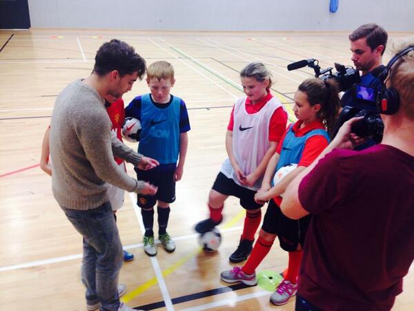 ManUtd's tweet image. Elsewhere at the club, #MotDKickabout are filming at one of @MU_Foundation's partner schools tonight.